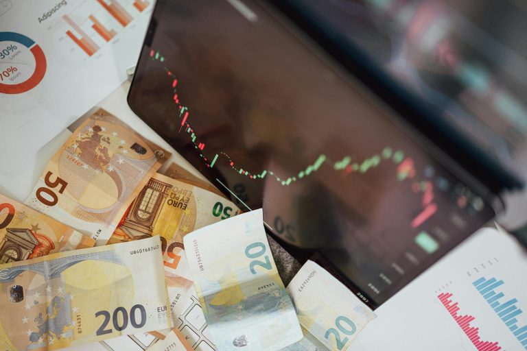 Estratégias de investimento durante a crise econômica: Como proteger seu patrimônio